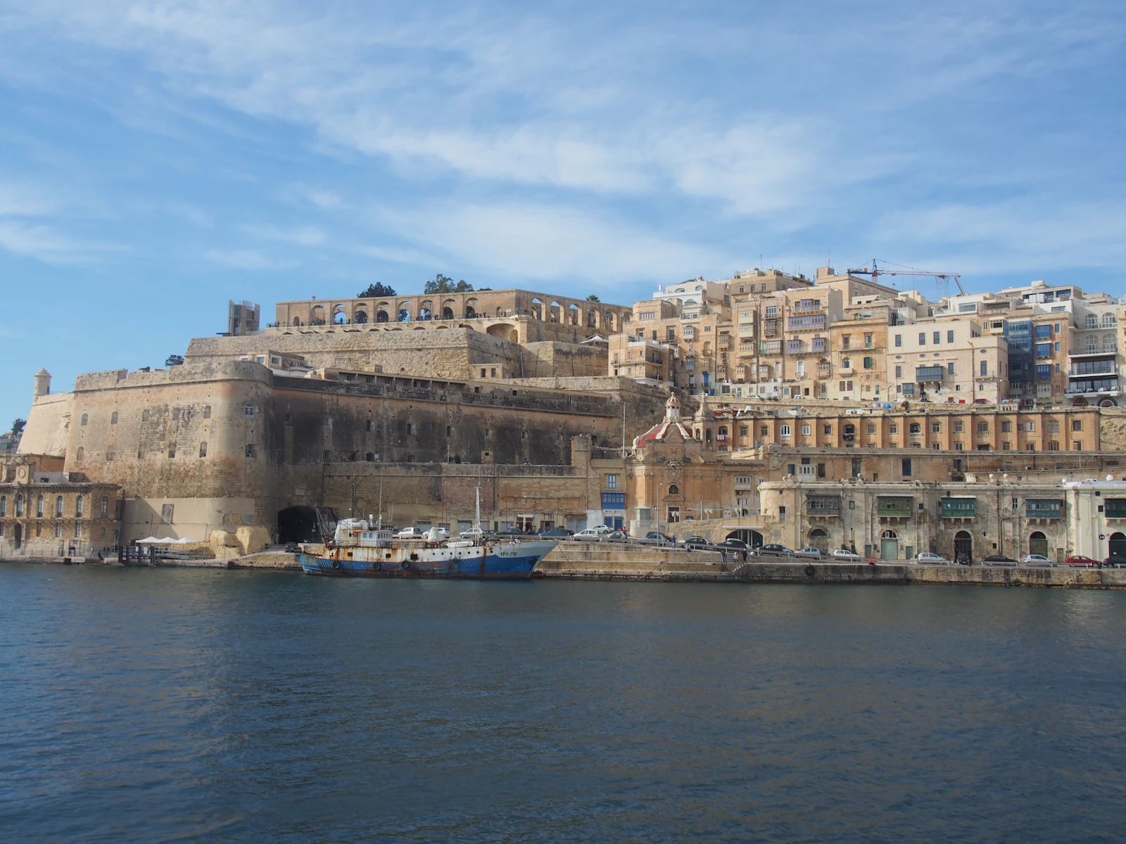 Vallettas fästningsmurar och hamn på Malta.