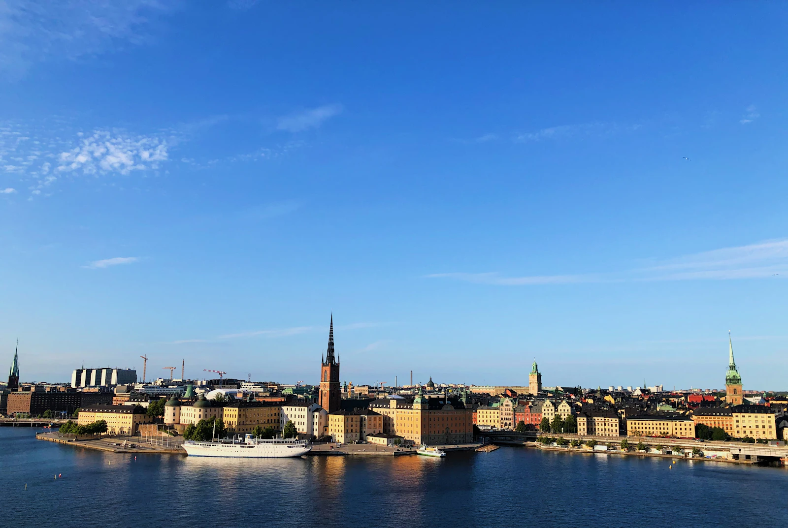 Stockholms skyline med Gamla stan och Riddarholmen sedd över vattnet.