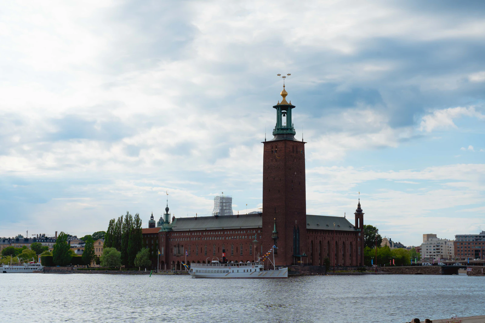 Stockholms Stadshus sett från vattnet.